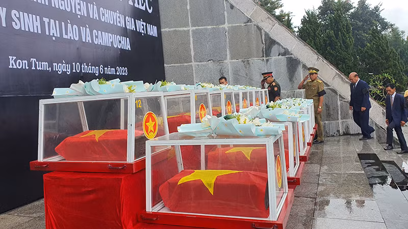 Đoàn đại biểu Ban Công tác đặc biệt tỉnh Champasak, Lào viếng các anh hùng liệt sĩ.