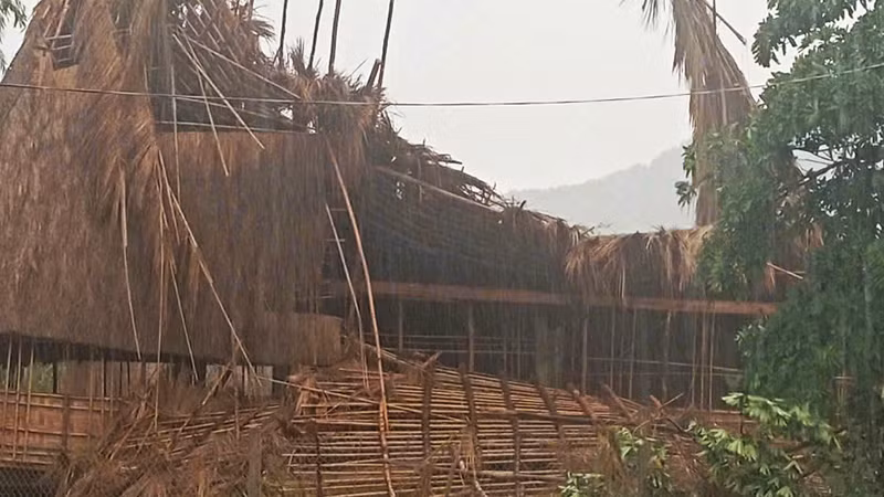 Nhà rông tại thôn Mô Bành 1 bị sập.