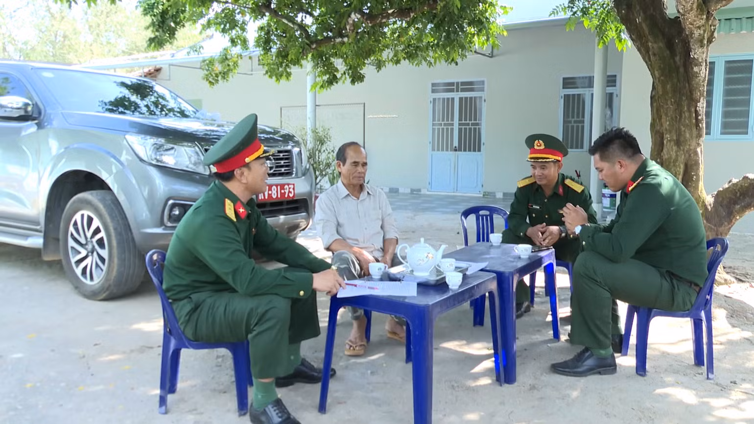 Già A Lát (thứ 2 từ trái sang) trao đổi công tác tuyên truyền với bộ đội tại địa phương.