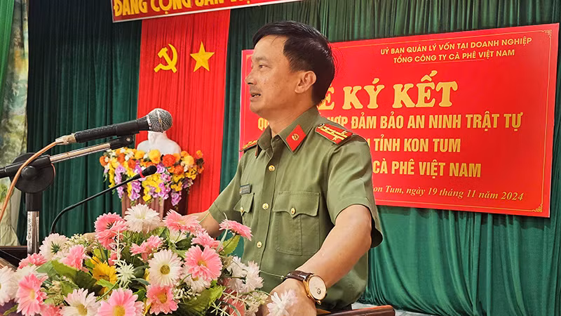 Đại tá Trịnh Khắc Cường, Phó Giám đốc Công an tỉnh Kon Tum phát biểu tại lễ ký kết. Đại tá Trịnh Khắc Cường, Phó Giám đốc Công an tỉnh Kon Tum phát biểu tại lễ ký kết.
