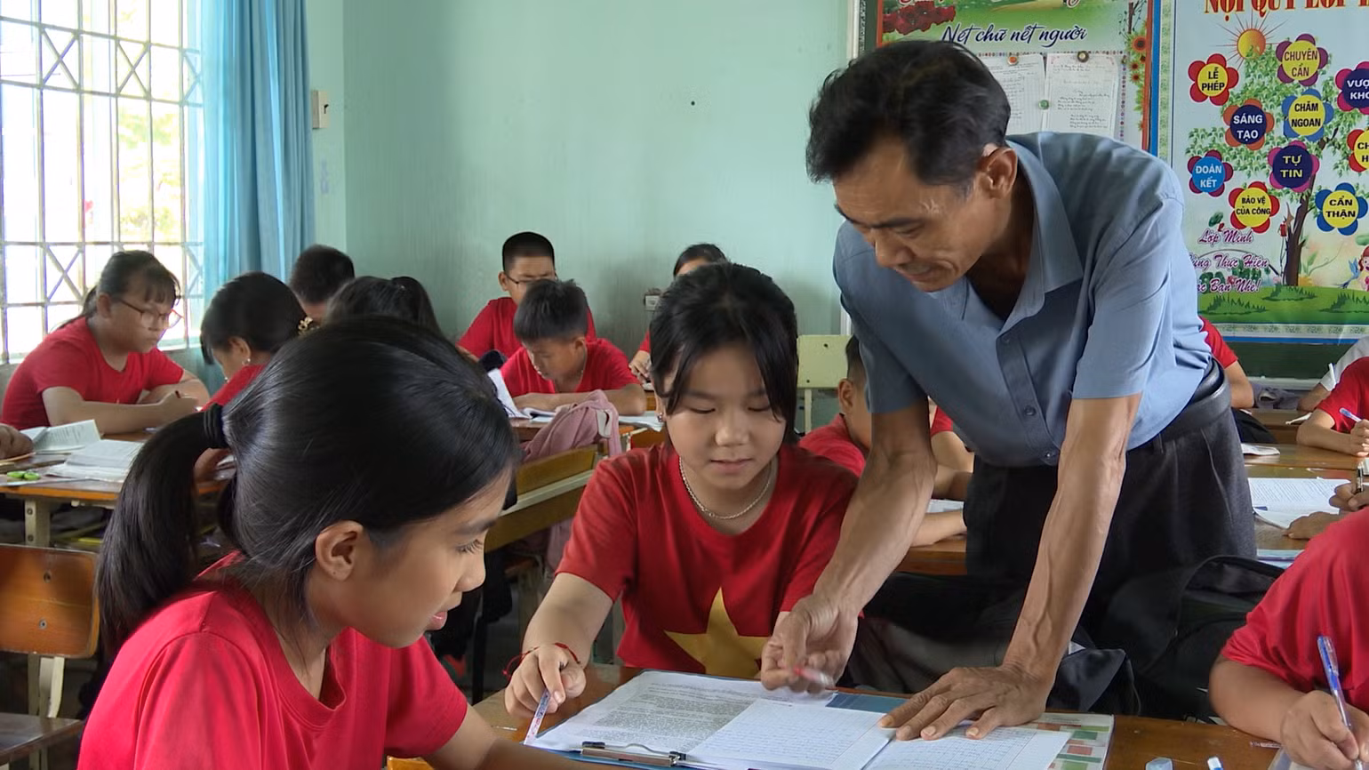 Thầy giáo Trịnh Văn Tài giảng dạy môn Lịch sử cho học sinh lớp 5B, Trường Tiểu học Lê Văn Tám. Thầy giáo Trịnh Văn Tài giảng dạy môn Lịch sử cho học sinh lớp 5B, Trường Tiểu học Lê Văn Tám.