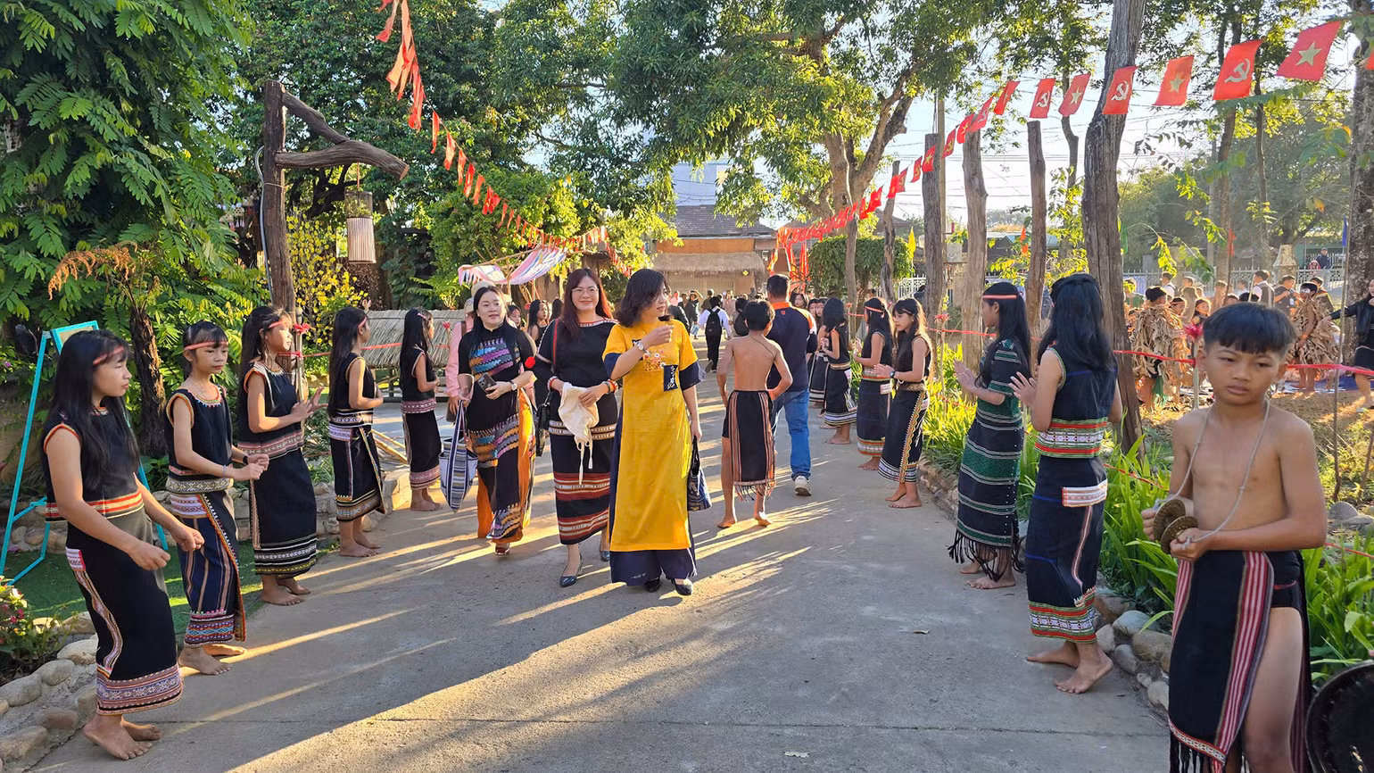 Tiết mục chiêng, xoang đón khách của các em học sinh.