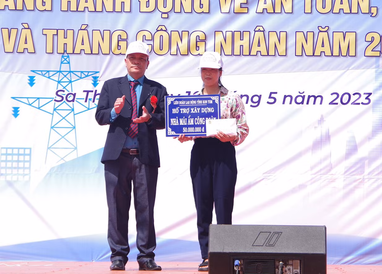 Trao quyết định hỗ trợ nhà “Mái ấm công đoàn” Trao quyết định hỗ trợ nhà “Mái ấm công đoàn”