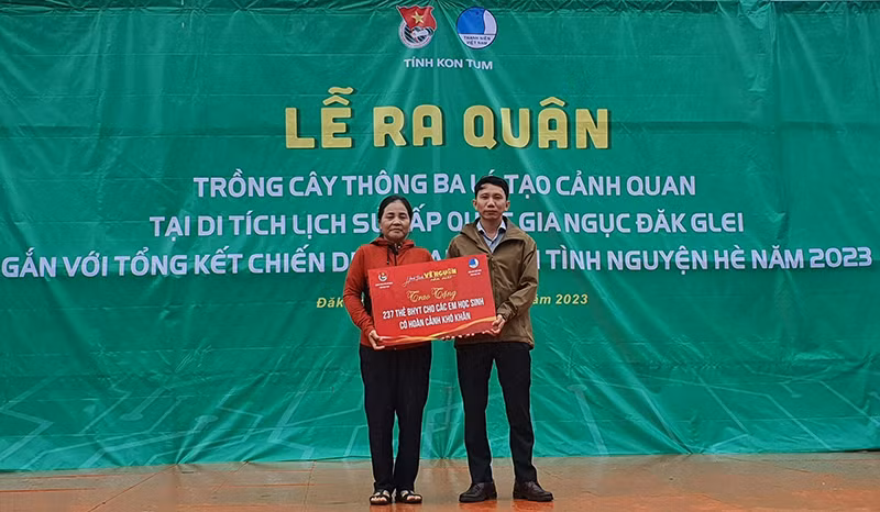 Trao 237 thẻ Bảo hiểm Y tế cho các em học sinh.