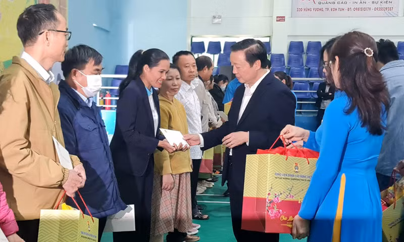 Phó Thủ tướng Trần Hồng Hà tặng quà cho đoàn viên, công nhân lao động trên địa bàn tỉnh Kon Tum.