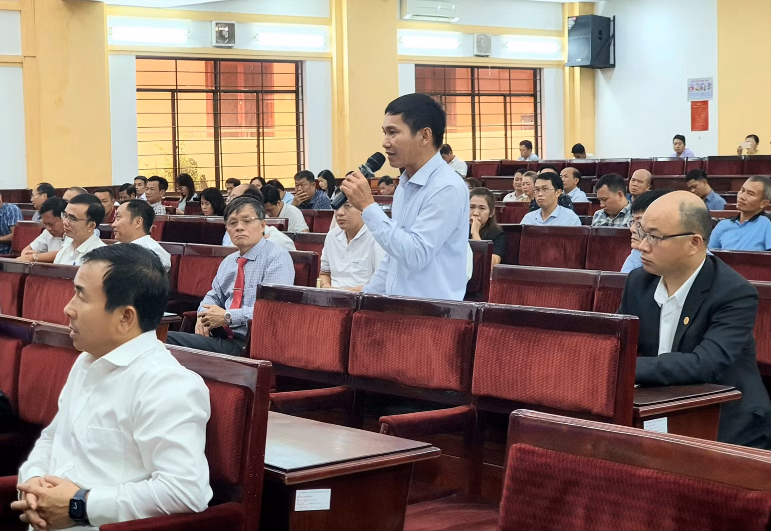 Đại diện Hội doanh nhân Trẻ tỉnh Kon Tum nêu kiến nghị tại Hội nghị.