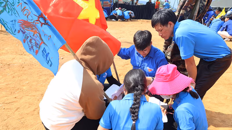 Hăng hái tham gia cuộc thi Hành trình đi tìm truyền thuyết quốc bảo sâm Ngọc Linh. Hăng hái tham gia cuộc thi Hành trình đi tìm truyền thuyết quốc bảo sâm Ngọc Linh.