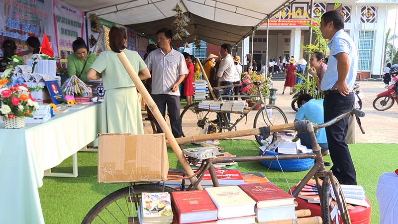 Mô hình xe đạp thồ tái hiện lại một phần lịch sử Chiến thắng Điện Biên Phủ 7/5/1954. Mô hình xe đạp thồ tái hiện lại một phần lịch sử Chiến thắng Điện Biên Phủ 7/5/1954.