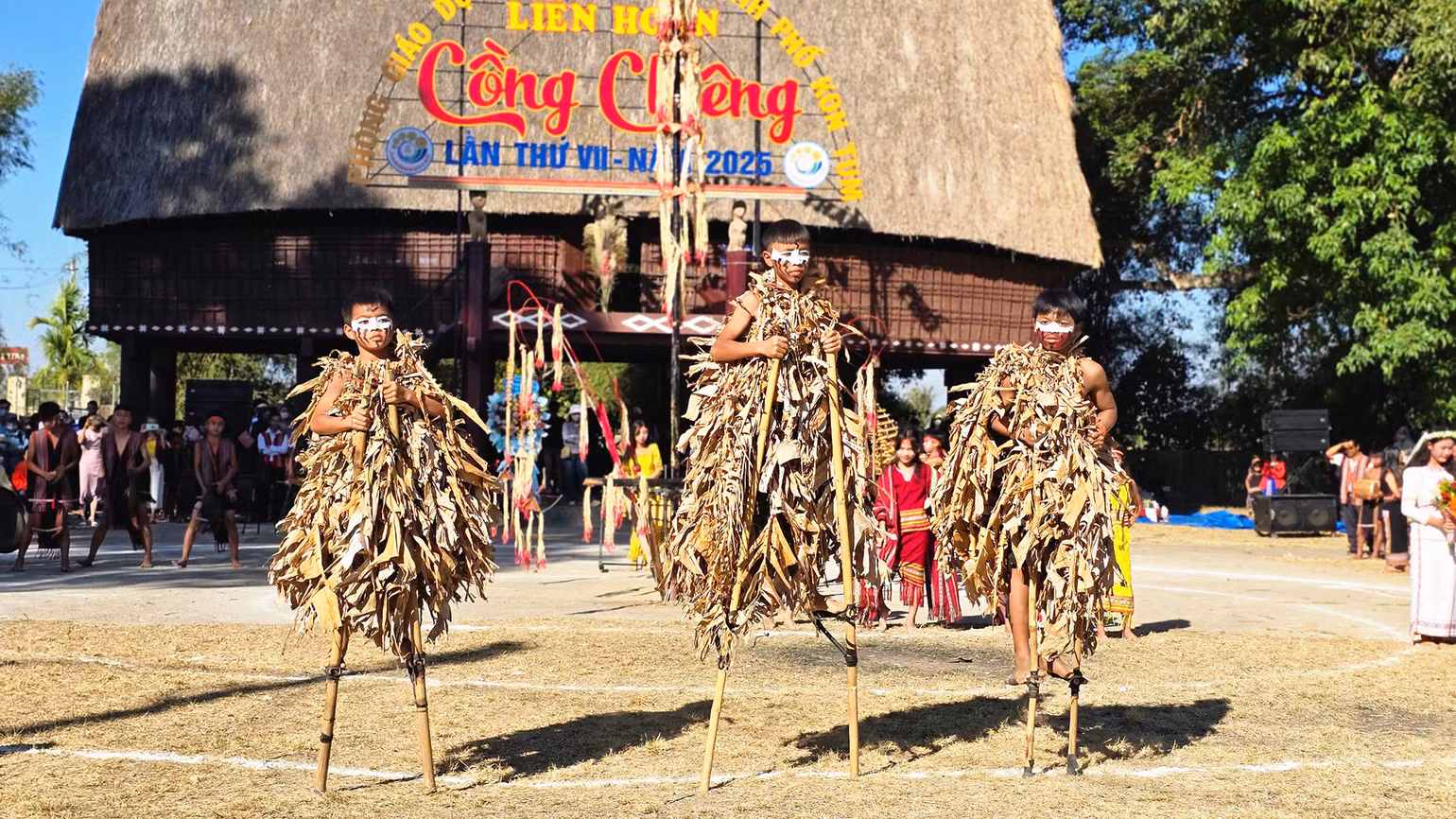 Biểu diễn đi cà kheo của các em học sinh.