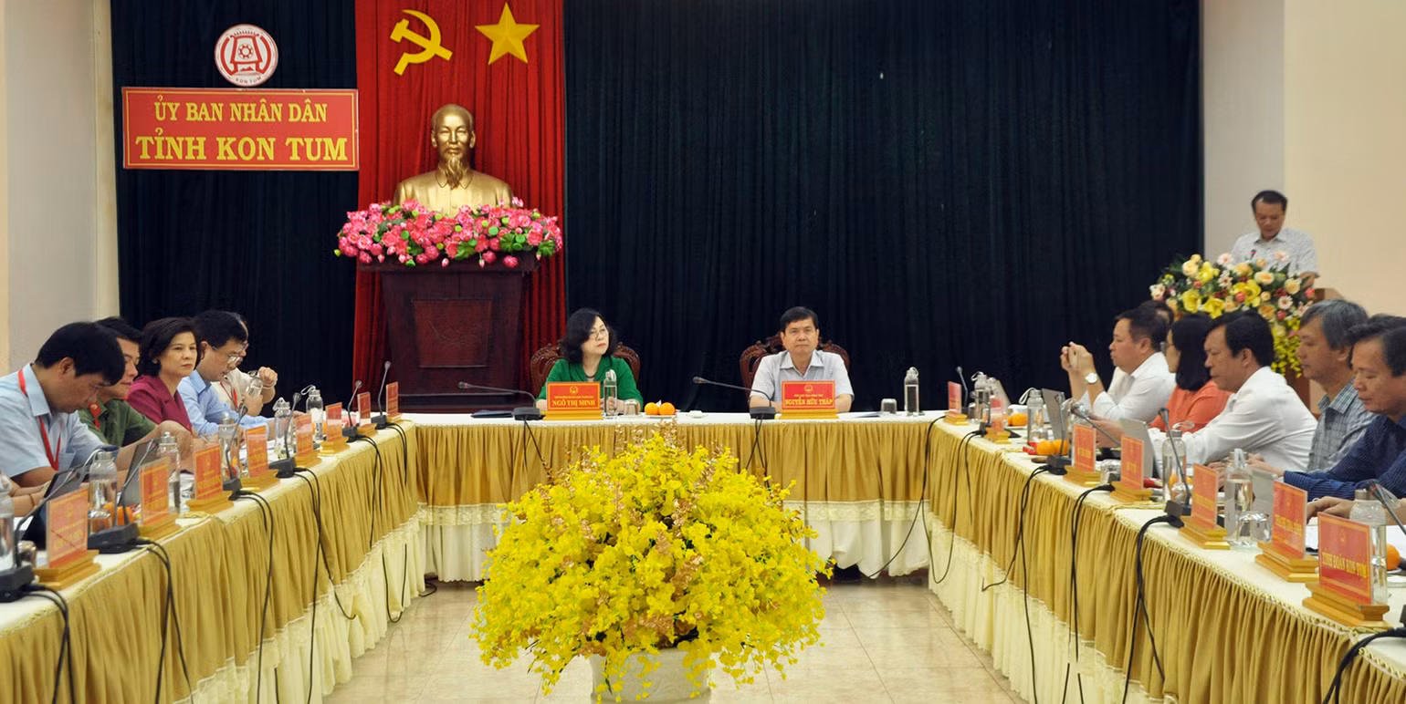 Đoàn công tác của Bộ Giáo dục và Đào tạo làm việc với Ủy ban nhân dân tỉnh Kon Tum.
