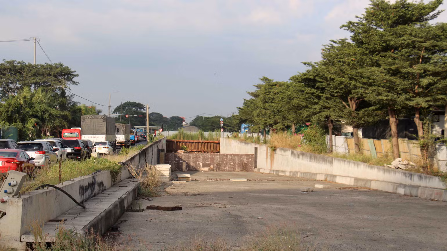 Năm 2020, hầm chui nút giao Nguyễn Văn Linh-Nguyễn Hữu Thọ (quận 7) được khởi công. Giai đoạn 1, Dự án tổng đầu tư 830 tỷ đồng giúp giảm tải áp lực giao thông khu vực phía nam thành phố. Công trình gồm 2 hầm ở mỗi chiều đường Nguyễn Văn Linh, mỗi hầm dài 456m, 3 làn xe, vận tốc 60 km/h; phía trên làm đảo tròn và các nhánh rẽ.