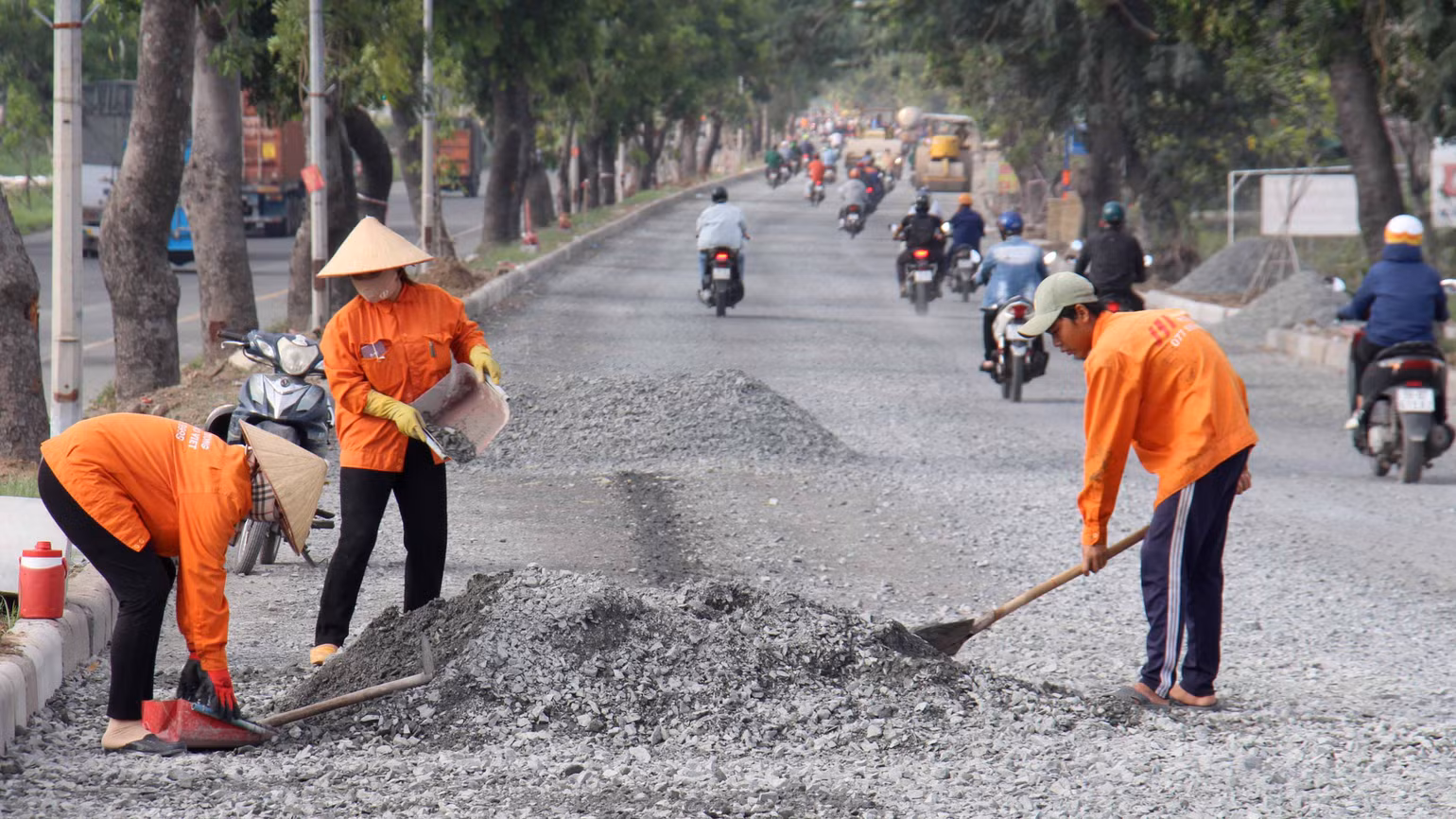 Cách đó 7km, mặt đường Nguyễn Văn Linh, đoạn qua huyện Bình Chánh cũng đang được rải đá, lu nền từ hơn 1 tháng nay. Đơn vị thi công cho biết, khoảng 2km làn đường từ cầu Mã Voi đến giao lộ đường Trịnh Quang Nghị, theo hướng về quốc lộ 1 đang được nâng lên để chống ngập và triều cường.