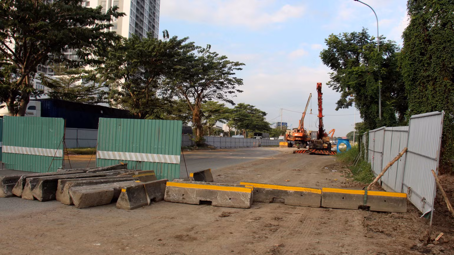 Hầm chui ban đầu dự kiến hoàn thành vào tháng 6/2022, nhưng bị dời sang năm 2024. Hiện, công trình mới đạt hơn 40% tiến độ. Dự án từng bị Ủy ban nhân dân Thành phố Hồ Chí Minh nêu chậm tiến độ và yêu cầu Sở Xây dựng chịu trách nhiệm. Trước đó dự án bị đình chỉ vì thi công làm hư hỏng mặt đường, nhưng chậm khắc phục.