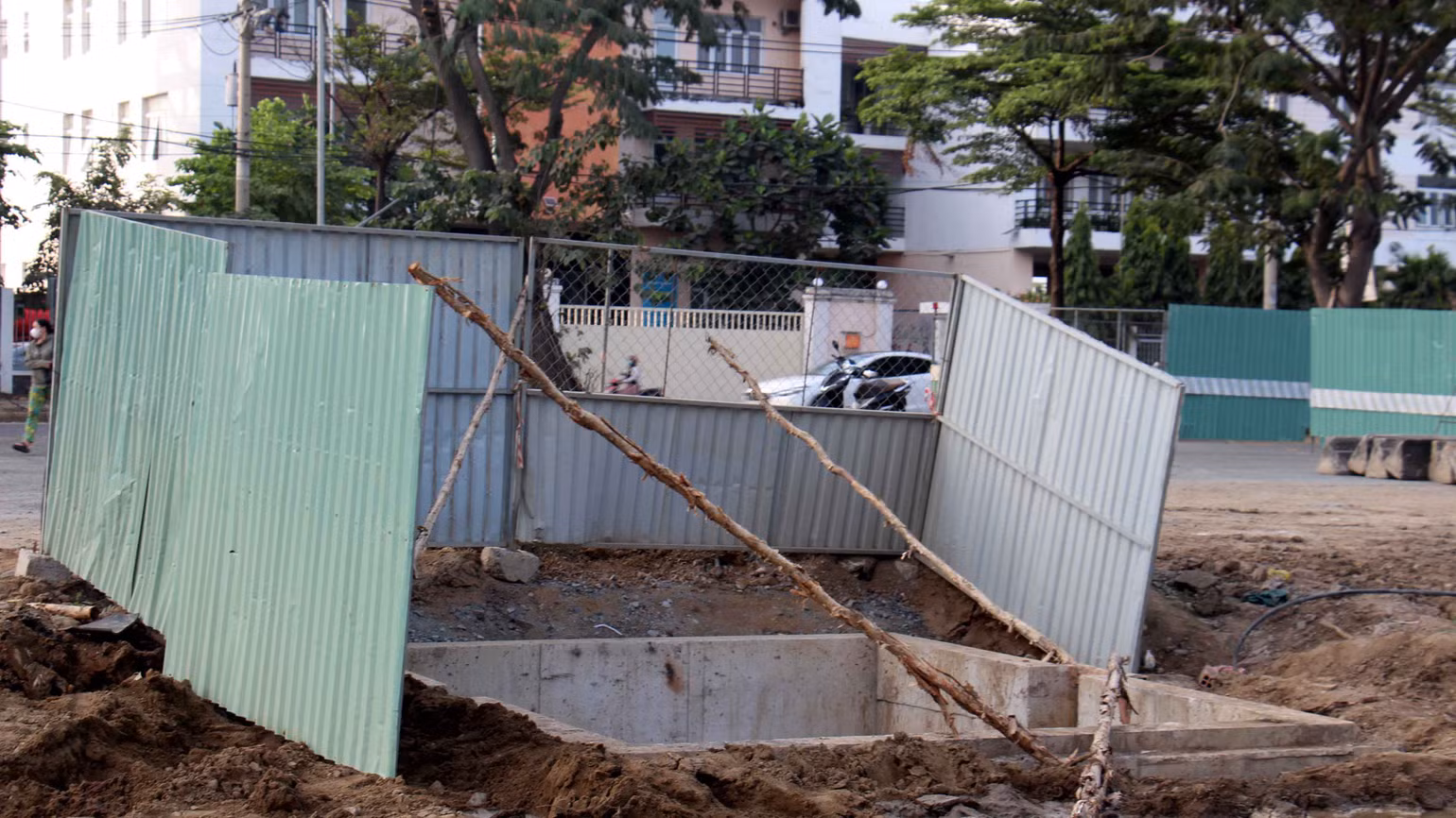 Phía bên trong vẫn đang được thi công.