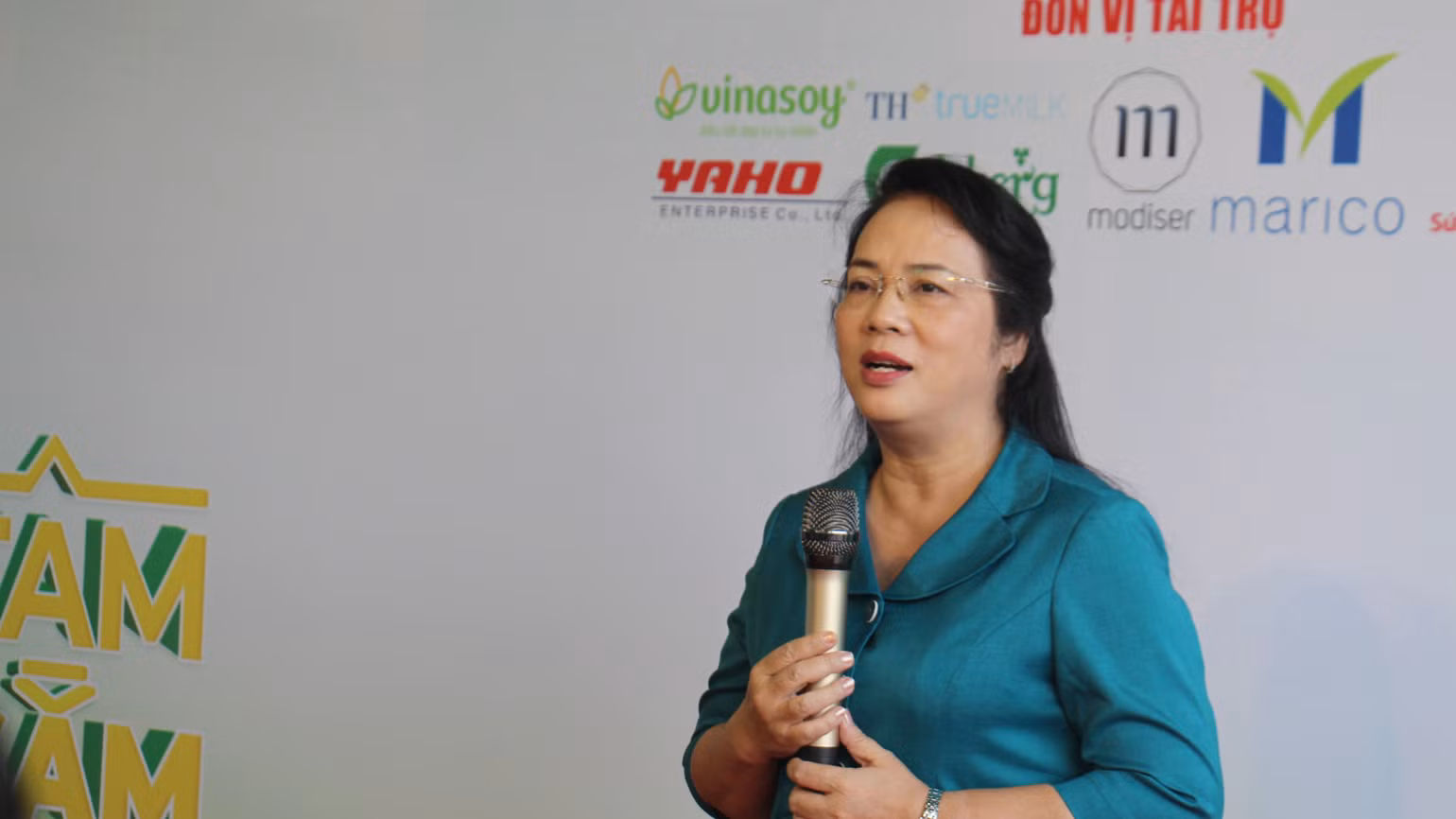 Bà Trần Kim Yến , Ủy viên Ban Thường vụ Thành ủy, Chủ tịch Ủy ban Mặt trận Tổ quốc Thành phố Hồ Chí Minh phát biểu tại buổi lễ. Bà Trần Kim Yến , Ủy viên Ban Thường vụ Thành ủy, Chủ tịch Ủy ban Mặt trận Tổ quốc Thành phố Hồ Chí Minh phát biểu tại buổi lễ.