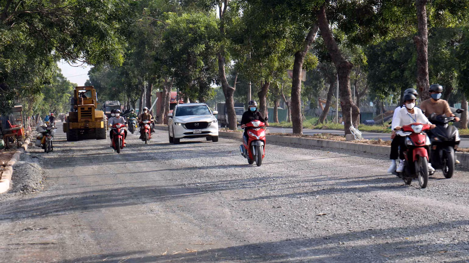 Có khoảng 30 công nhân thi công cả ngày đêm, dự kiến hoàn thành công trình vào cuối tháng 12/2023.