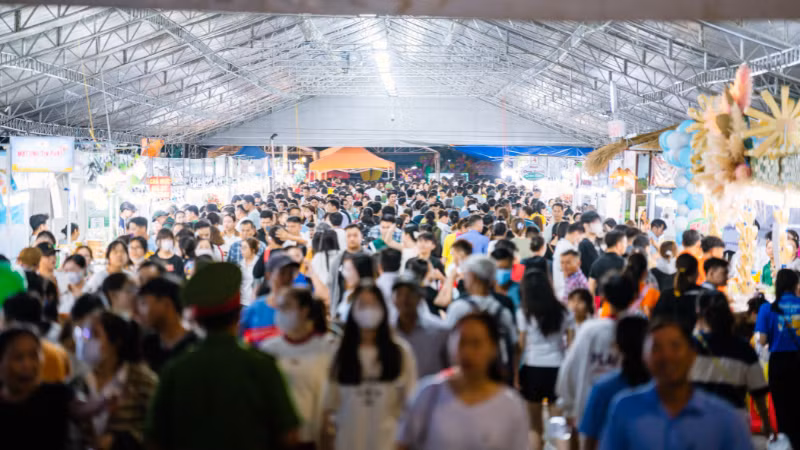 Đông đảo người dân và du khách tại Lễ hội Bánh Dân gian Nam Bộ năm 2025. (Ảnh: NGỌC HÂN)