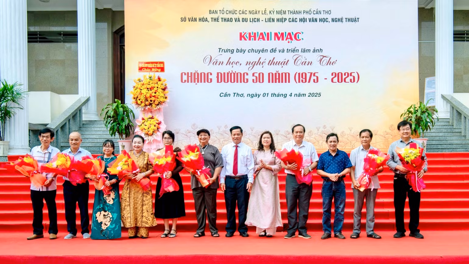 Các Hội viên được vinh danh, khen thưởng tại lễ khai mạc triển lãm “Văn học, nghệ thuật Cần Thơ - Chặng đường 50 năm”. Các Hội viên được vinh danh, khen thưởng tại lễ khai mạc triển lãm “Văn học, nghệ thuật Cần Thơ - Chặng đường 50 năm”.