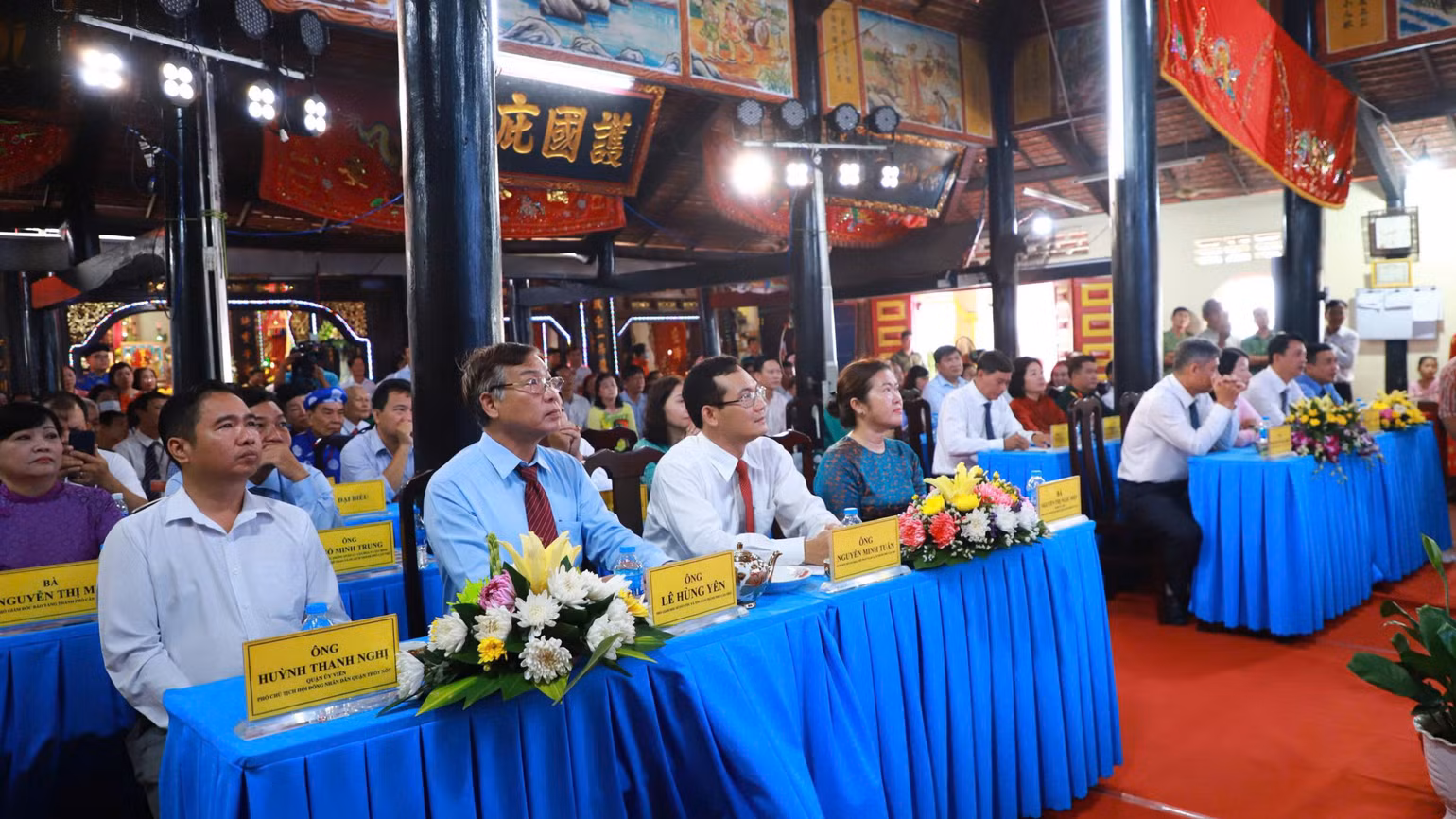 Đại biểu tham dự Lễ công bố Quyết định và đón nhận Bằng xếp hạng Di tích kiến trúc nghệ thuật quốc gia Đình Thuận Hưng. Đại biểu tham dự Lễ công bố Quyết định và đón nhận Bằng xếp hạng Di tích kiến trúc nghệ thuật quốc gia Đình Thuận Hưng.