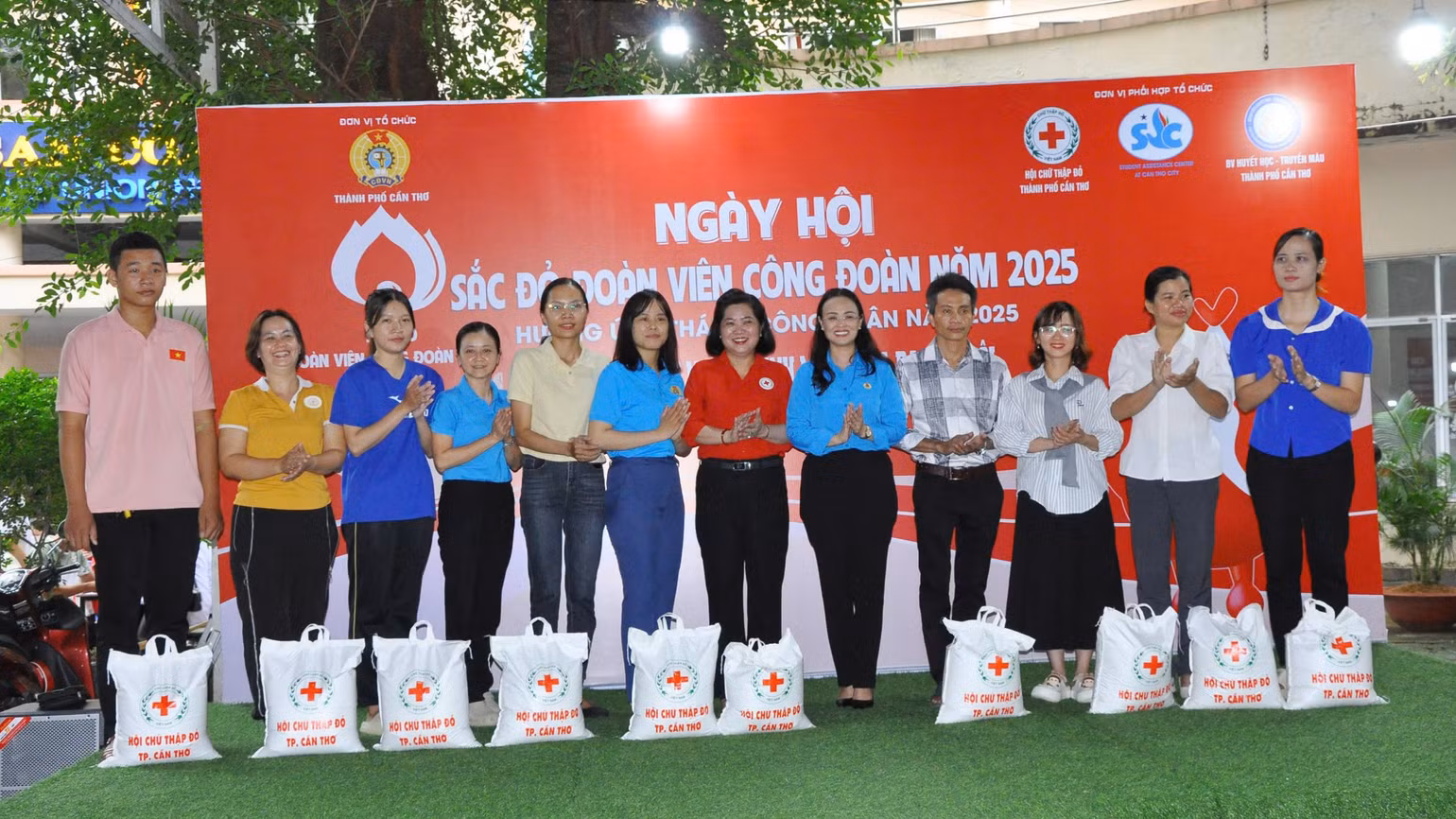 Ban tổ chức tặng quà cho đoàn viên có hoàn cảnh khó khăn tại Ngày hội “Sắc đỏ đoàn viên công đoàn” năm 2025. Ban tổ chức tặng quà cho đoàn viên có hoàn cảnh khó khăn tại Ngày hội “Sắc đỏ đoàn viên công đoàn” năm 2025.
