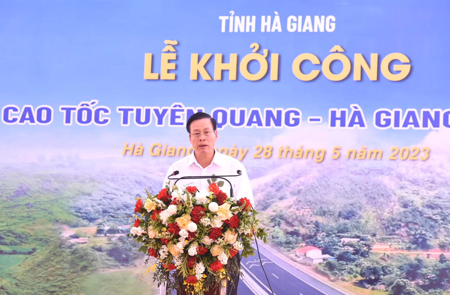 Chủ tịch UBND tỉnh Hà Giang Nguyễn Văn Sơn báo cáo tiến độ thực hiện Dự án cao tốc Tuyên Quang-Hà Giang giai đoạn 1. Chủ tịch UBND tỉnh Hà Giang Nguyễn Văn Sơn báo cáo tiến độ thực hiện Dự án cao tốc Tuyên Quang-Hà Giang giai đoạn 1.