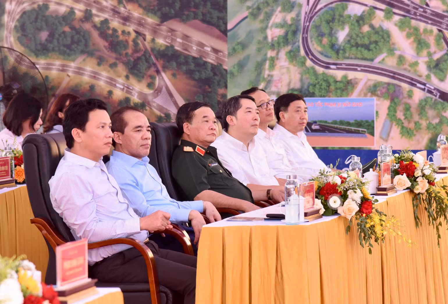 Các đại biểu tham dự lễ khởi công. Các đại biểu tham dự lễ khởi công.