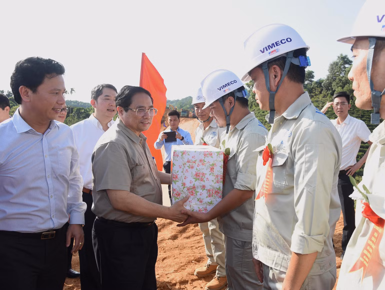 Thủ tướng Phạm Minh Chính tặng quà công nhân thi công Dự án cao tốc Tuyên Quang-Hà Giang giai đoạn 1. Thủ tướng Phạm Minh Chính tặng quà công nhân thi công Dự án cao tốc Tuyên Quang-Hà Giang giai đoạn 1.