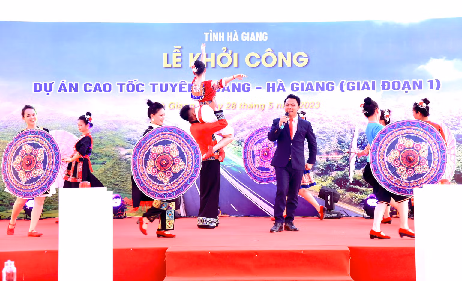 Chương trình nghệ thuật chào mừng lễ khởi công. Chương trình nghệ thuật chào mừng lễ khởi công.