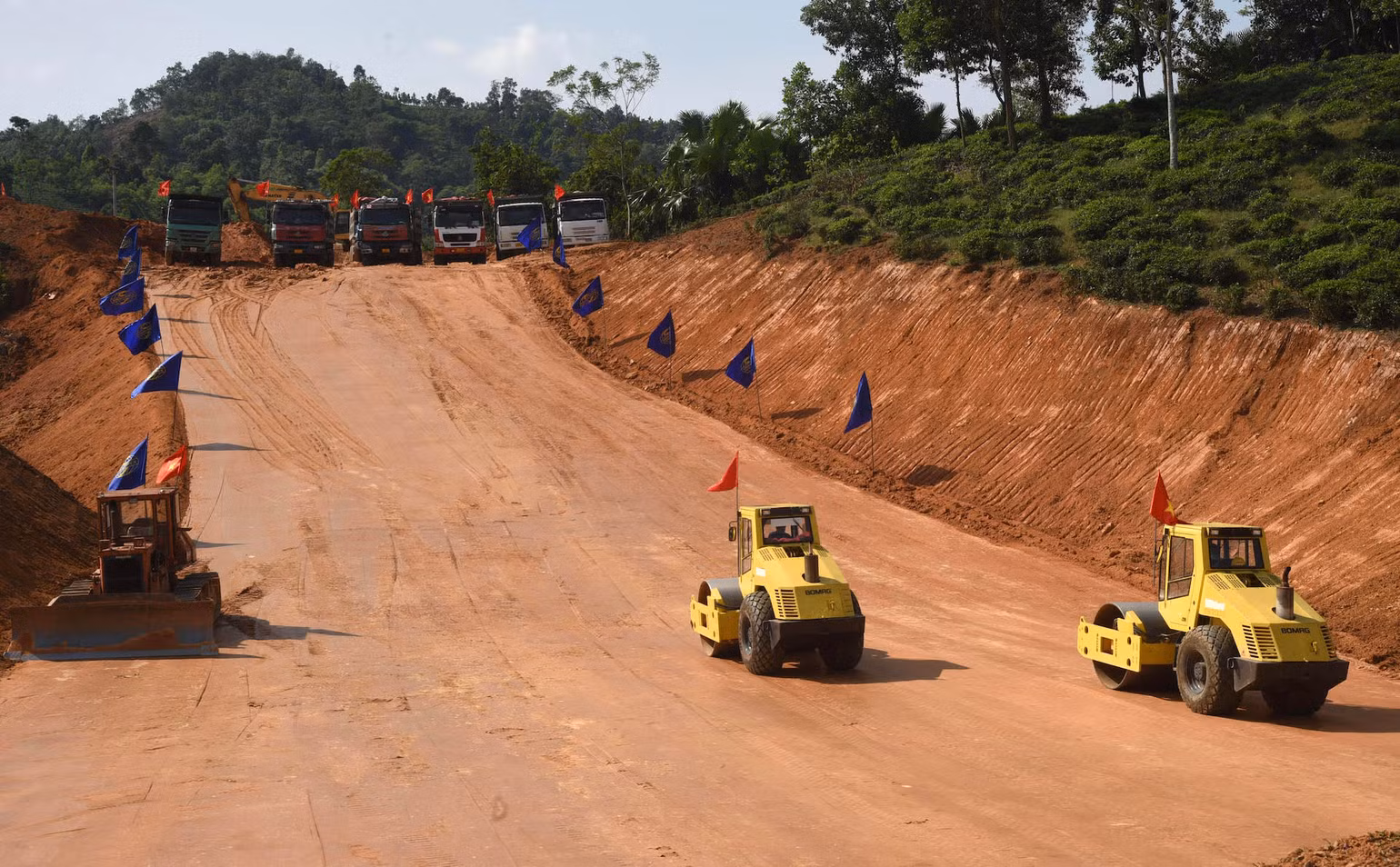 Công trường thi công Dự án cao tốc Tuyên Quang-Hà Giang giai đoạn 1, đoạn qua huyện Bắc Quang. Công trường thi công Dự án cao tốc Tuyên Quang-Hà Giang giai đoạn 1, đoạn qua huyện Bắc Quang.