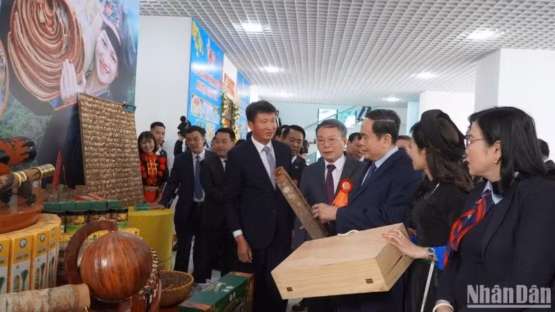 Chủ tịch Quốc hội và các đồng chí lãnh đạo bộ, ngành Trung ương thăm gian hàng trưng bày các sản phẩm văn hóa, lịch sử đặc sắc của nhân dân huyện Văn Yên (tỉnh Yên Bái). Chủ tịch Quốc hội và các đồng chí lãnh đạo bộ, ngành Trung ương thăm gian hàng trưng bày các sản phẩm văn hóa, lịch sử đặc sắc của nhân dân huyện Văn Yên (tỉnh Yên Bái).