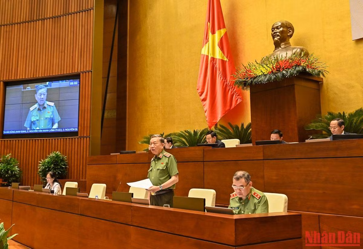 Bộ trưởng Công an Tô Lâm trả lời các ý kiến chất vấn của đại biểu Quốc hội. Bộ trưởng Công an Tô Lâm trả lời các ý kiến chất vấn của đại biểu Quốc hội.