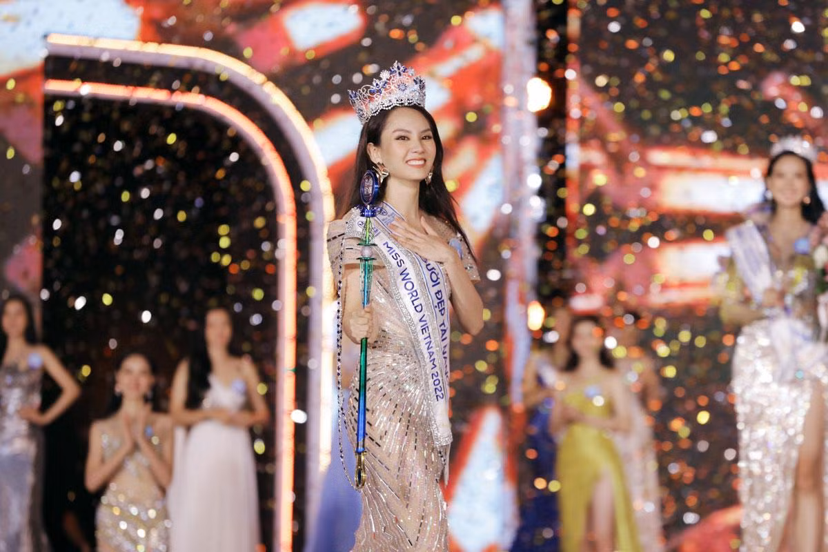 Hoa hậu Thế giới Việt Nam Huỳnh Nguyễn Mai Phương cầm quyền trượng ngôi hậu.