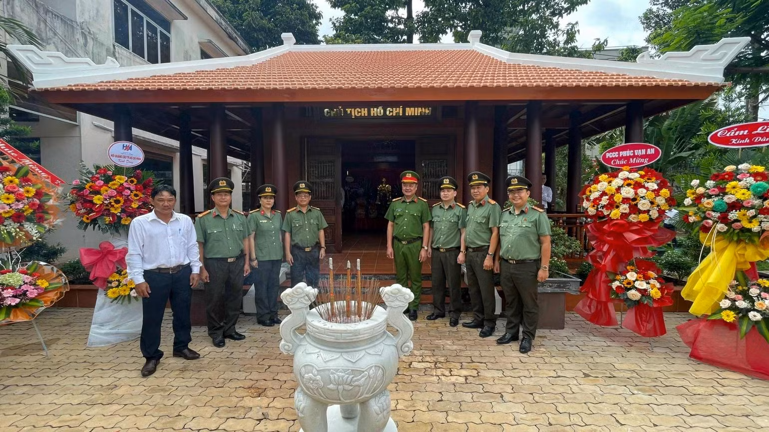 Lãnh đạo Công an Hồ Chí Minh chụp ảnh kỷ niệm tại Nhà tưởng niệm Chủ tịch Hồ Chí Minh.