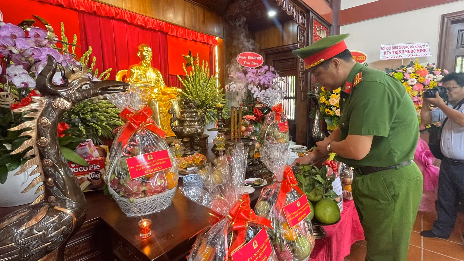 Lãnh đạo Công an Thành phố Hồ Chí Minh dâng hương Chủ tịch Hồ Chí Minh.