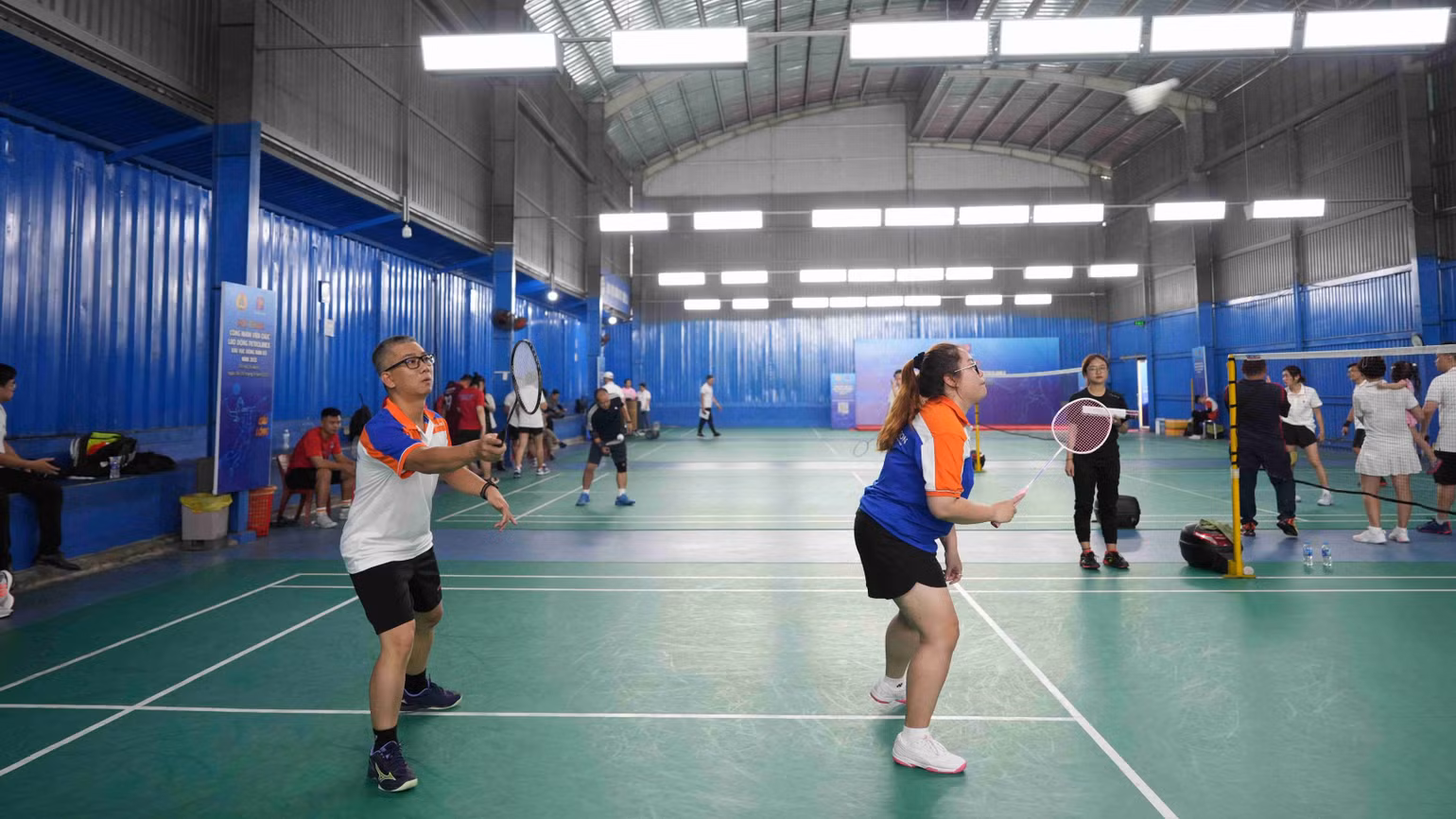 Sôi nổi thi đấu môn cầu lông Sôi nổi thi đấu môn cầu lông