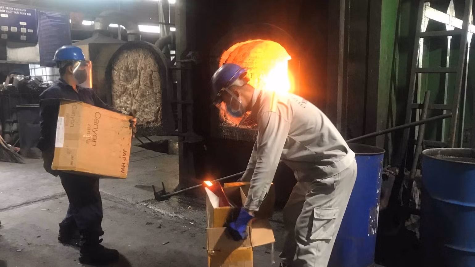 Đưa thuốc lá nhập lậu vào đốt hủy trực tiếp trong lò đốt ở nhiệt độ cao. Đưa thuốc lá nhập lậu vào đốt hủy trực tiếp trong lò đốt ở nhiệt độ cao.