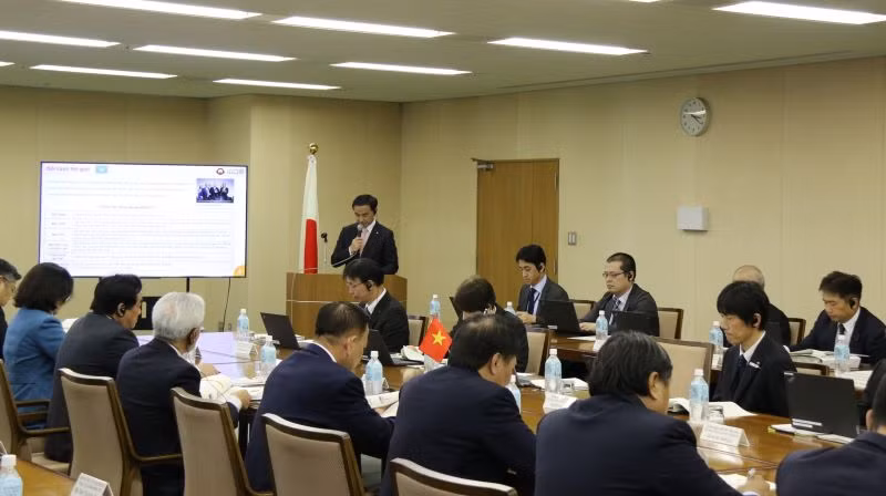 Ông Muraoka Tsugumasa, Thống đốc tỉnh Yamaguchi phát biểu ý kiến tại buổi tọa đàm.