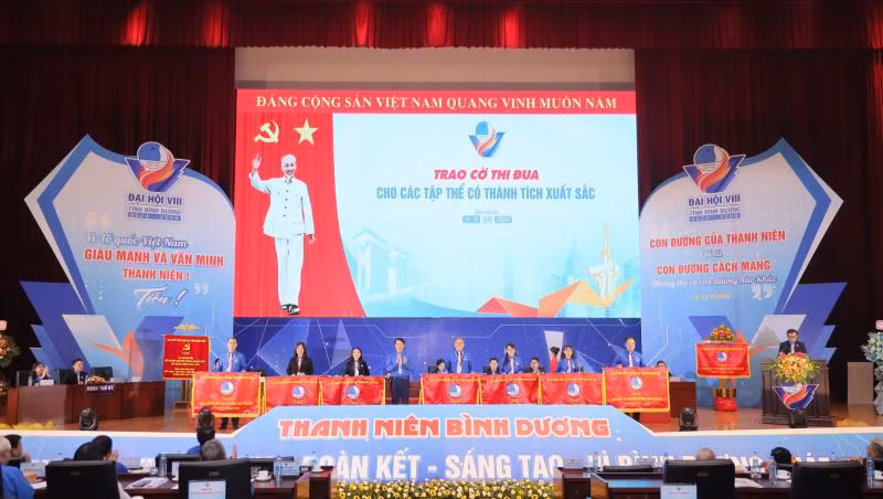 Trao Cờ thi đua cho các tập thể xuất sắc.