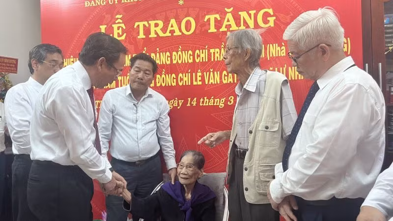 Đồng chí Nguyễn Văn Nên, Ủy viên Bộ Chính trị, Bí thư Thành ủy Thành phố Hồ Chí Minh thăm hỏi và chúc mừng vợ chồng nhà thơ Lê Giang và nhạc sĩ Lư Nhất Vũ.