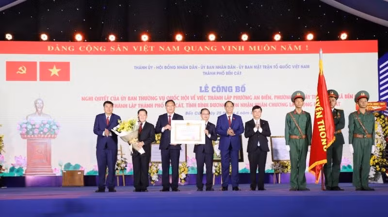 Tại buổi lễ, Bến Cát vinh dự đón nhận Huân chương Lao động hạng Nhất.