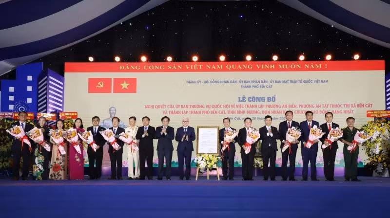 Lãnh đạo tỉnh Bình Dương trao Quyết định thành lập Đảng bộ thành phố Bến Cát.