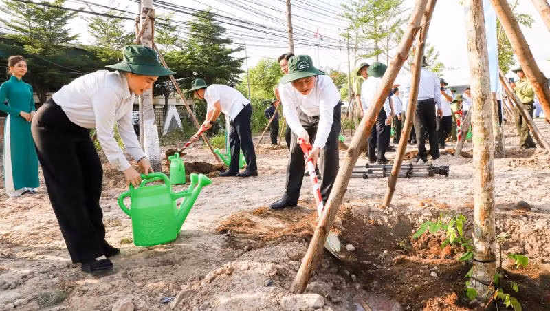 Lãnh đạo tỉnh Bình Dương và các đại biểu trồng cây xanh tại lễ phát động. Lãnh đạo tỉnh Bình Dương và các đại biểu trồng cây xanh tại lễ phát động.