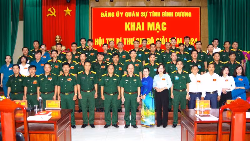 Các đại biểu và các đồng chí dự thi tại lễ khai mạc Hội thi.