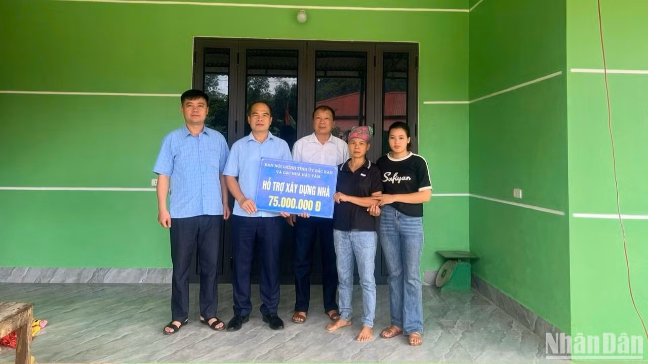 Ban Nội chính Tỉnh ủy Bắc Kạn trao hỗ trợ xây nhà Đại đoàn kết cho hộ bà Bàn Thị Thim, thôn Nà Lẹng, xã Sỹ Bình, huyện Bạch Thông. (Ảnh: TUẤN SƠN) Ban Nội chính Tỉnh ủy Bắc Kạn trao hỗ trợ xây nhà Đại đoàn kết cho hộ bà Bàn Thị Thim, thôn Nà Lẹng, xã Sỹ Bình, huyện Bạch Thông. (Ảnh: TUẤN SƠN)