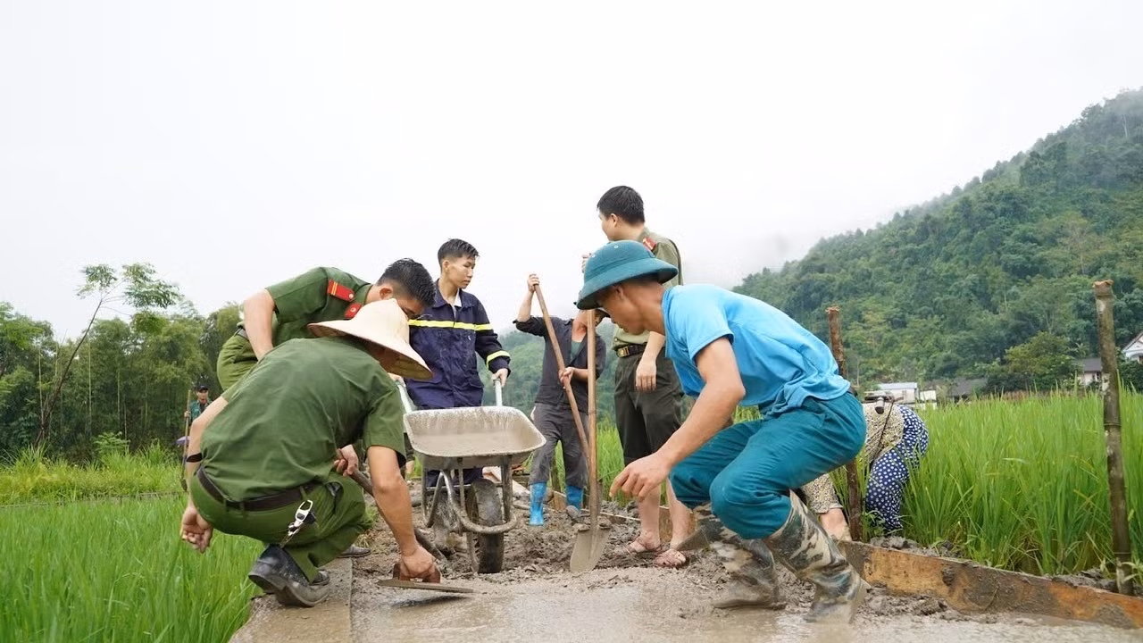 Cán bộ, chiến sĩ Công an tỉnh Bắc Kạn góp sức xây dựng công trình nông thôn mới cho xã Giáo Hiệu, huyện Pác Nặm. (Ảnh: THÙY DƯƠNG) Cán bộ, chiến sĩ Công an tỉnh Bắc Kạn góp sức xây dựng công trình nông thôn mới cho xã Giáo Hiệu, huyện Pác Nặm. (Ảnh: THÙY DƯƠNG)