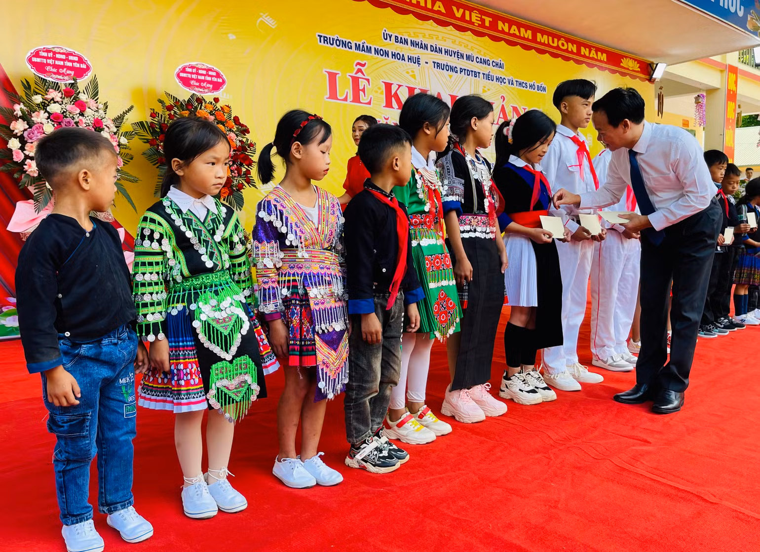 Bí thư Tỉnh ủy Yên Bái tặng quà cho các học sinh có hoàn cảnh khó khăn xã Hồ Bốn, huyện Mù Cang Chải. Bí thư Tỉnh ủy Yên Bái tặng quà cho các học sinh có hoàn cảnh khó khăn xã Hồ Bốn, huyện Mù Cang Chải.