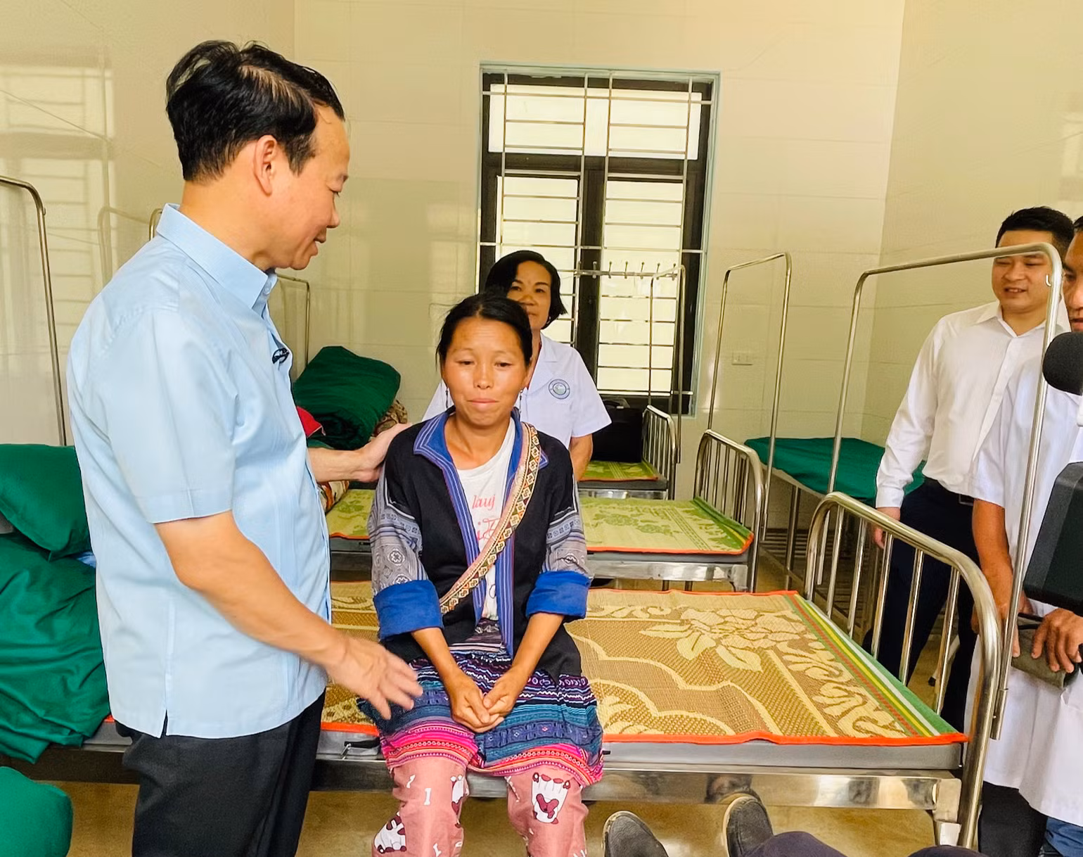 Bí thư Tỉnh ủy Yên Bái thăm người bệnh đang điều trị tại trạm xá xã Hồ Bốn. Bí thư Tỉnh ủy Yên Bái thăm người bệnh đang điều trị tại trạm xá xã Hồ Bốn.