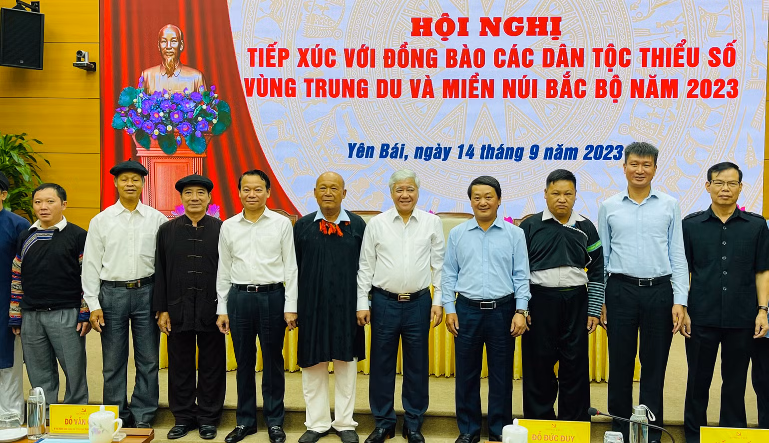 Các đại biểu tỉnh Yên Bái tham gia chụp ảnh Đoàn chủ tịch hội nghị.