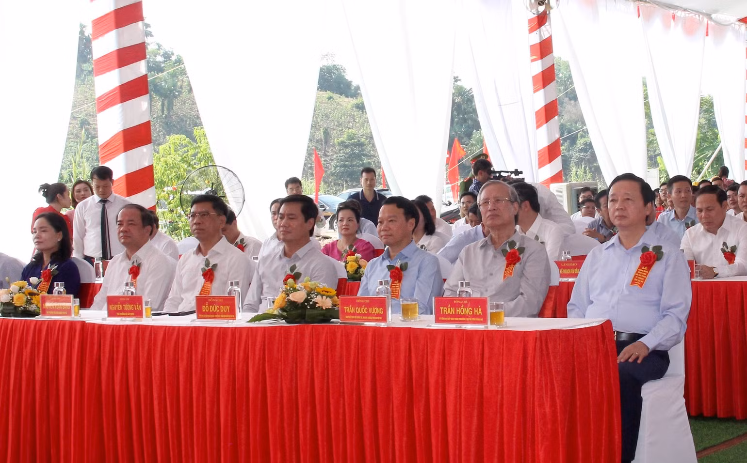 Các đại biểu dự lễ khánh thành.