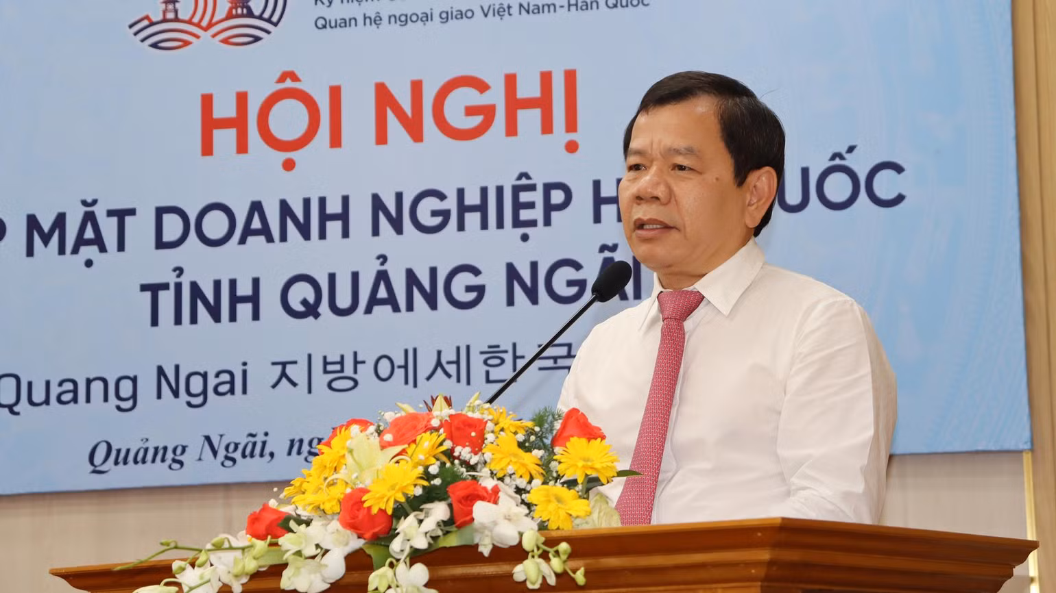 Chủ tịch Ủy ban nhân dân tỉnh Quảng Ngãi Đặng Văn Minh phát biểu tại Hội nghị gặp mặt. Chủ tịch Ủy ban nhân dân tỉnh Quảng Ngãi Đặng Văn Minh phát biểu tại Hội nghị gặp mặt.